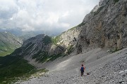 67 In discesa sul ghiaione dalla Bocchetta di Corna Piana al Passo Branchino